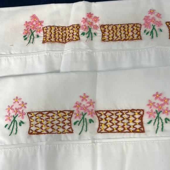 VTG Embroidered Pillowcase Set - Picture 2 of 4
